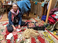 Potjes zelfgemaakte jam klaarmaken voor de kerstmarkt (finca Primavera)