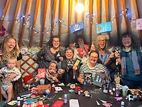 met Terezia (midden, gestreept shirt) naar een craft workshop