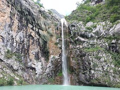 Waterval aan het Komanmeer