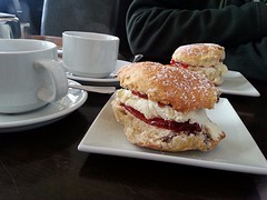 Scones in de tearoom van  Bamburgh Castle.