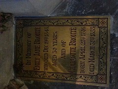 De familie is in de kerk begraven.