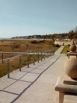 Wandelen langs de zee bij Vilanova.