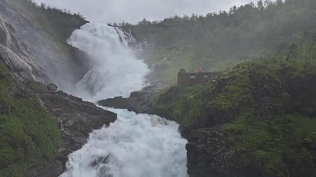 Huldra lied bij waterval 2