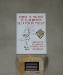 plakkaat op muur van refuge