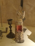 in de kerk, vitrine met lokale kostbaarheden