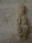 beeld in muur bij deur, kerk saint-foy-la-grande