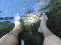 mijn voetjes in het ijskoude water
