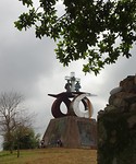 het gigantisch grote beeld boven op o monte do gozo