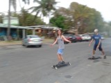 Wir testen unsere neuen Skateboards - mit solcher Geschwindigkeit, dass das Foto unscharf wurde...