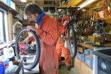 De laatste onderhoudswerkzaamheden aan onze fietsen.