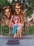 Met z'n tweetjes voor een standbeeld van Siegfried en Roy