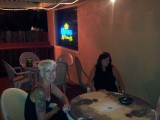Shirley en Belinda bij de Old Town Tavern