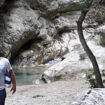 Het meer onder de waterval
