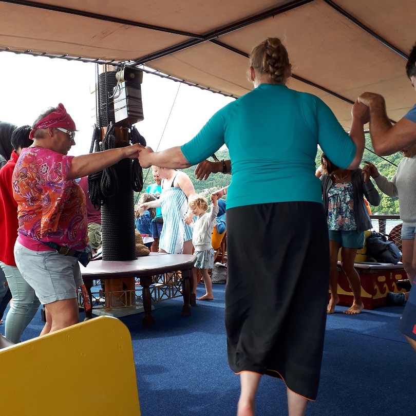 Ebedien gezellig aan het dansen op de boot