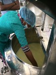 Een van de dames aan het werk