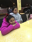 Bianca en Gladys wachtende op hun dessert