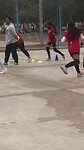 Gladys en Adell tijdens volleybal training