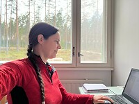 aan het bureau