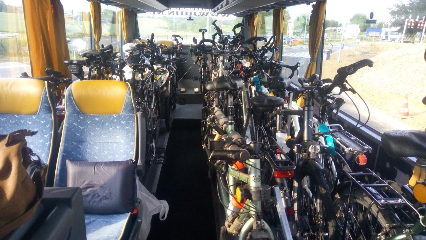 Lekker knus in de fietsbus