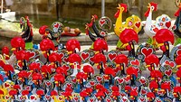 De beroemde bontgeschilderde hanen Van Barcelos.