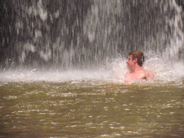 Wessel in het ijskoude water van de waterval