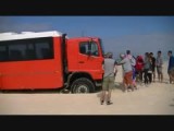 truck vast in zand