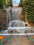 Waterval bij restaurant