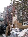 loads of trash en Chelsea Hotel op de achtergrond