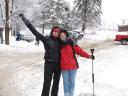 Pierina & Tracey graven auto's uit de sneeuw