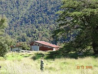 Huis met roestig dak.
