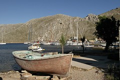 Oud vissersbootje in de kleine haven van Symi