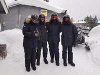 Ingepakt en klaar voor de sneeuwscooter tocht