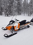 Sneeuwscooter in stijl. Oranje hoort bij B&B !
