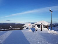 Blauwe ski piste