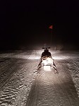 Sneeuwscooter tocht in de avond