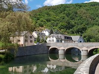 De rivier die om het dorpje stroomt