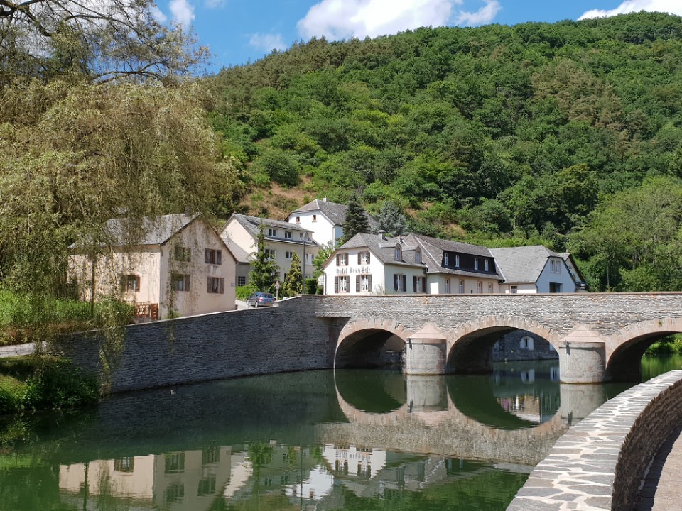 De rivier die om het dorpje stroomt