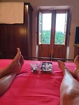 Heerlijk languit op bed