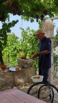 Paolo maakt fruit klaar