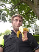 Banaantje onderweg, blijven eten is de boodschap