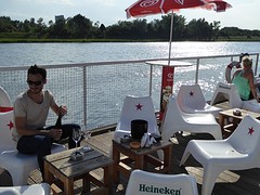 Genieten van een fleske wijn aant kanaal de Donau!