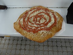 Terug iets nieuws uittesten, Smaakt als een smoutebol met een picante saus erover! = yes, LANGOS