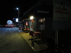 Supermarkt alsook een cafe
