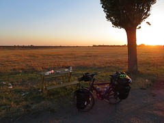 Brood en kaas met een mooie zonsondergang