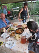 Eten bij de tante van Beka! Alles wat op tafel staat komt uit hun eigen tuin of erf!