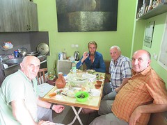 Gewoon middaglunchke met de vader en de buren erbij!