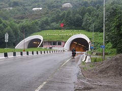 Kletsnat en doorweekt aankomen in Batumi