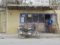 Jongeske van deze shop bracht ons de verse thee