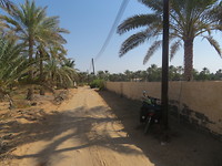 De plaatselijke dorpswegen langs de kust van Oman
