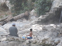 Mooi beeld van vader en zoon bij de hot springs Al Rustaq